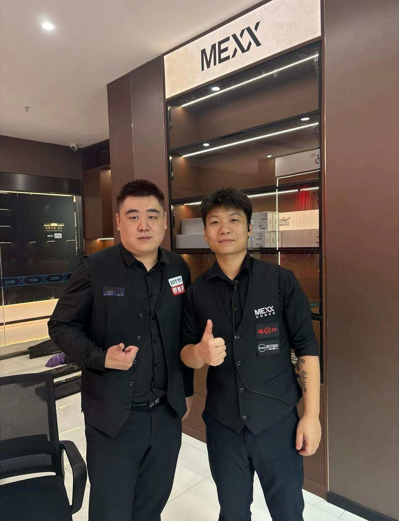 两位球手的碰撞看今天晚上谁跌里mexx台球俱乐部 吕劲松