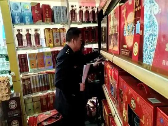 2024年，四川南充，一男子在超市买回一瓶白酒，到家打开打算喝，当场愣住了，酒瓶