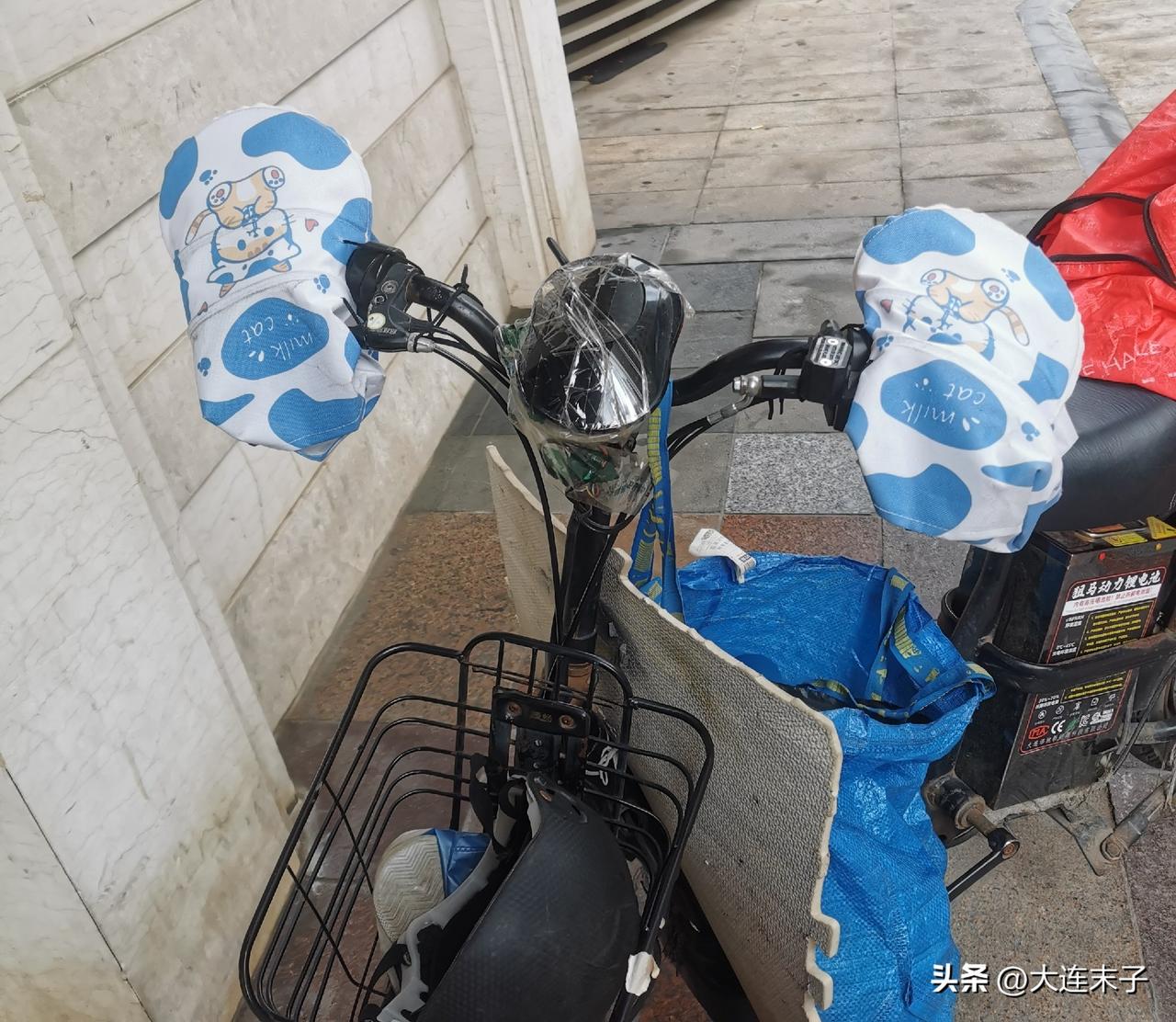 送件小哥过日子好手，我喜欢！

东东常年骑这个小车，给我们大厦的人送件，服务态度
