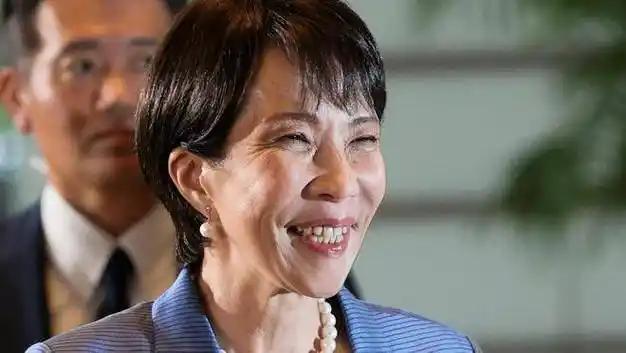 高市早苗满世界下跪献花，真以为能骗过所有人？美日狼狈为奸，竟妄图把二战战犯洗白！