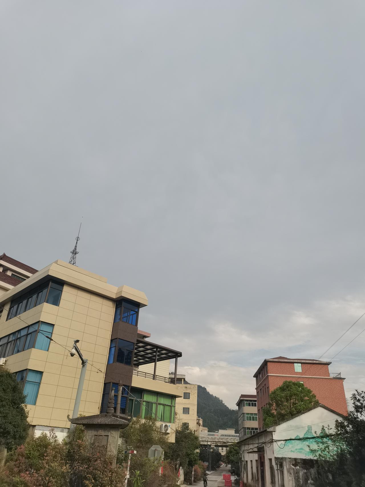 南方的乡下一眼望去都是小楼房院子却很小，北方的乡下一眼望去都是大平房院子却很大，