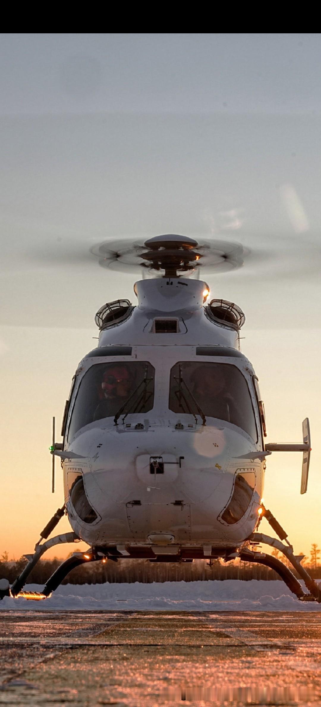 分享一张萌萌哒的国产AC332双发多用途轻型直升机试飞的精彩靓图。这款直升机最大