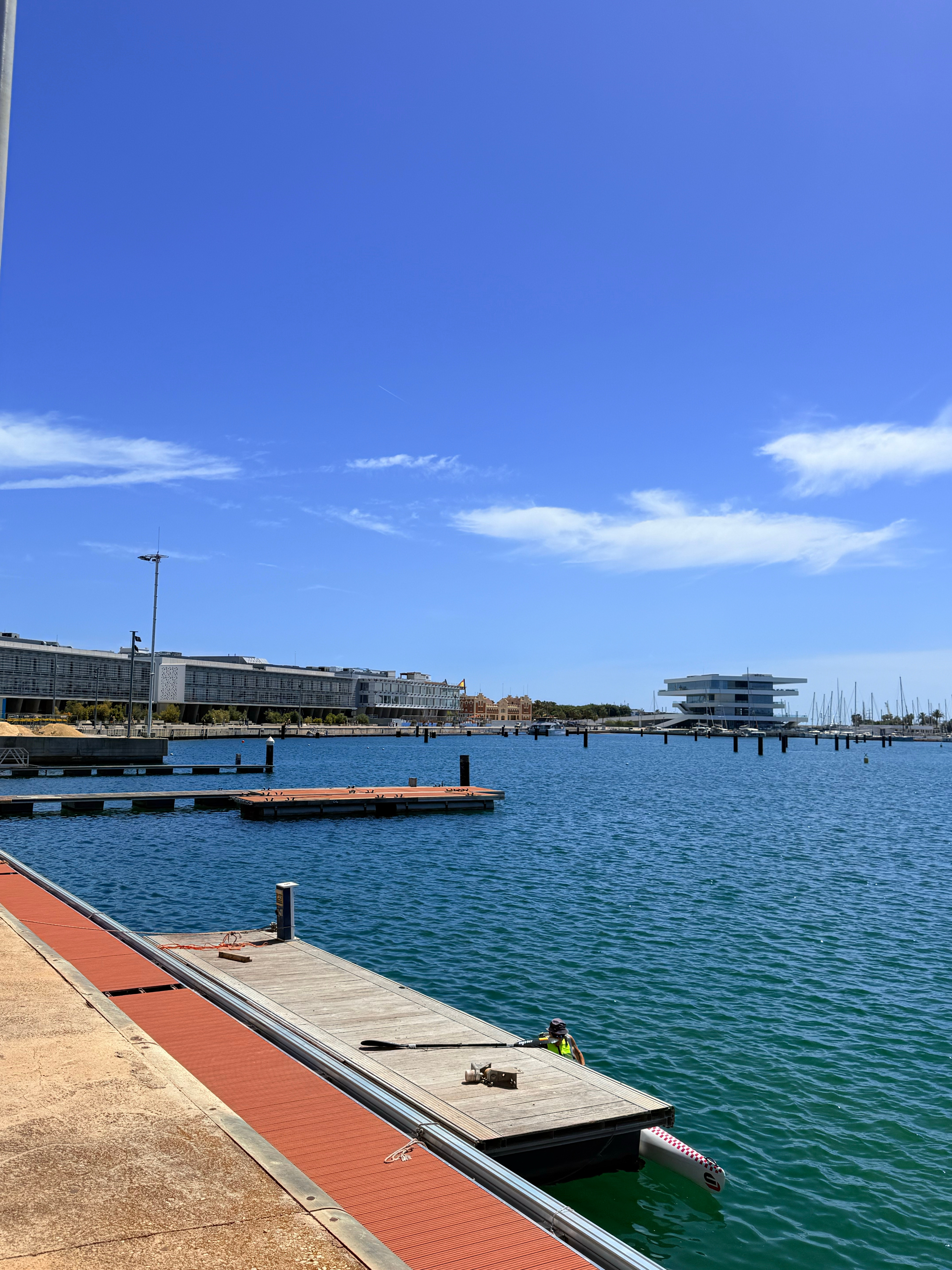 为了能吃上海鲜🦞，去踩点海鲜市场发现去的时间点不对，全在闭市🥹🦀还好有一碗