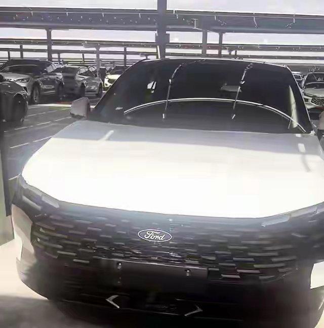 蒙迪欧（Ford Mondeo）是福特汽车旗下的一款中型轿车和全球车，也是最早一