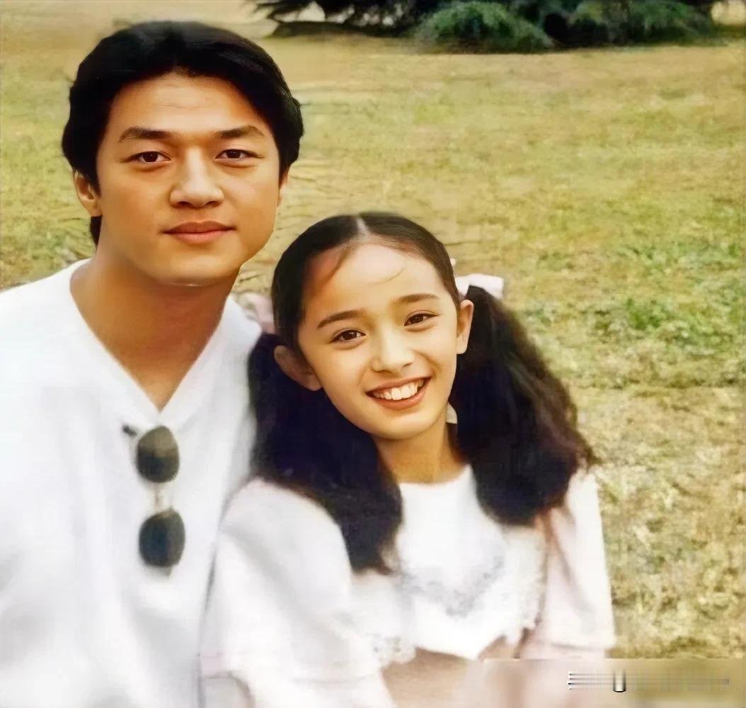 1997年的珍贵老照片！11岁的杨幂和26的李亚鹏，在剧中饰演父女，当时的杨幂乖
