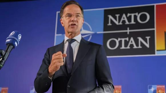 北约不装了！北约秘书长公然点名，他当着所有人的面，把中国和俄罗斯放在一起，说中国