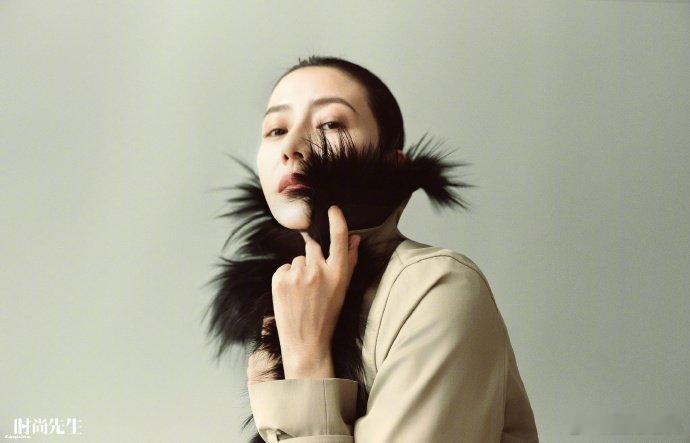 高圆圆大光明 粉上高圆圆太幸福！飞天红毯大光明盘发造型又美又飒，这颜值和气质真的
