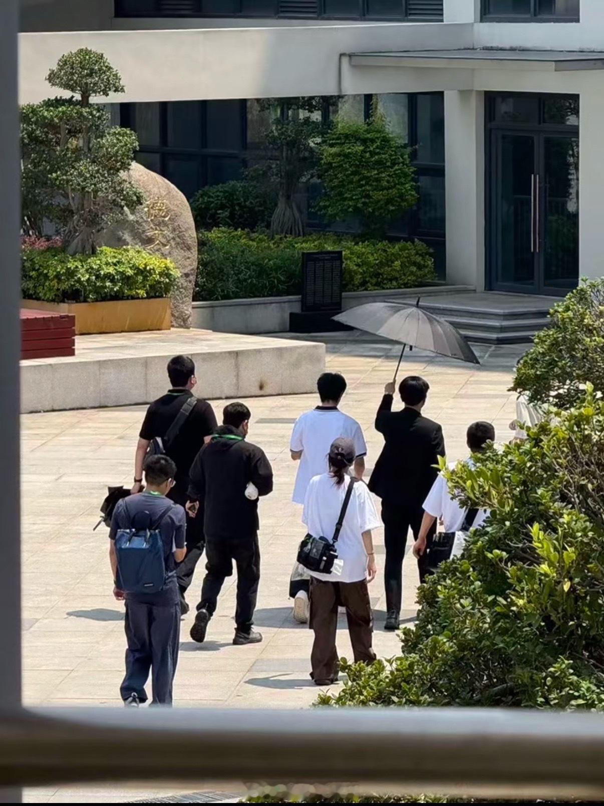 宋威龙穿着校服去《以家人之名》中凌霄的高中拍摄了！宋威龙去凌霄高中拍摄了宋威龙校