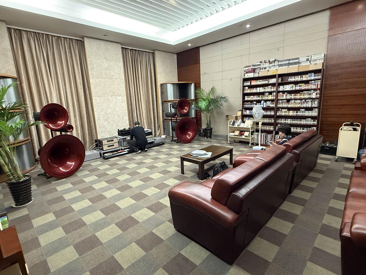 今天下午在杭图听一般人没听过的张国荣的歌