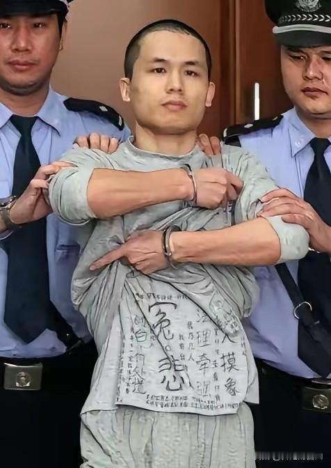 2013年，李才坤被判死刑时，他手上还戴着手铐，面对媒体记者，使劲掀起外层囚衣，