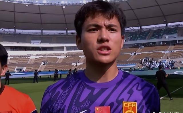 杠上了！日本门将荒木琉偉赛前接受媒体采访表示，他知道中国门将李昊本次比赛一球未失