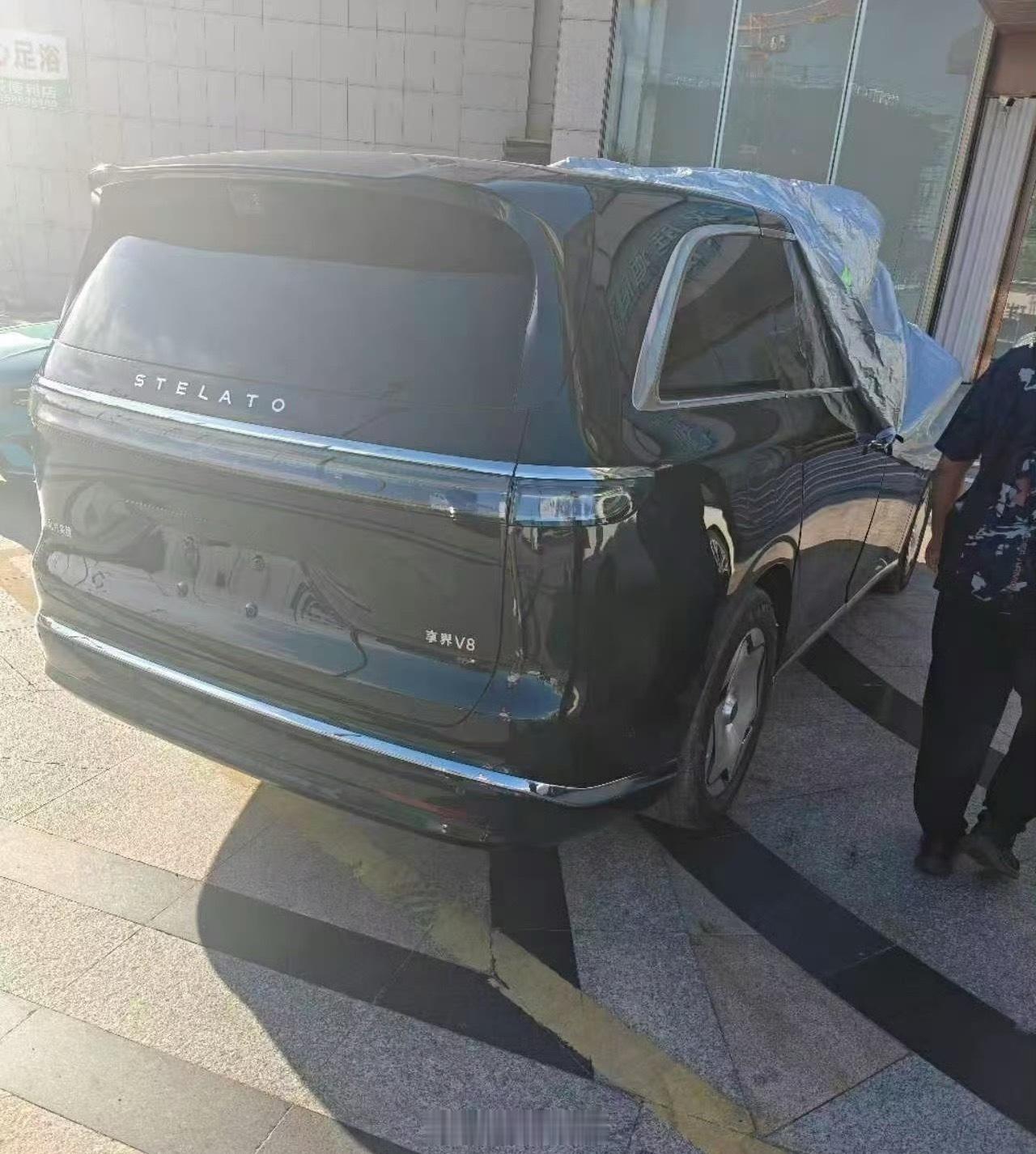 享界家用 V8 实车被拍到了，作为一辆 MPV，这屁股非常 SUV42how