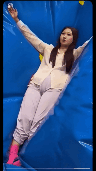 美女真会玩刺激！
凌空飞跃过山车！
如今小孩子的游戏，
都成了大人的最爱，
都在