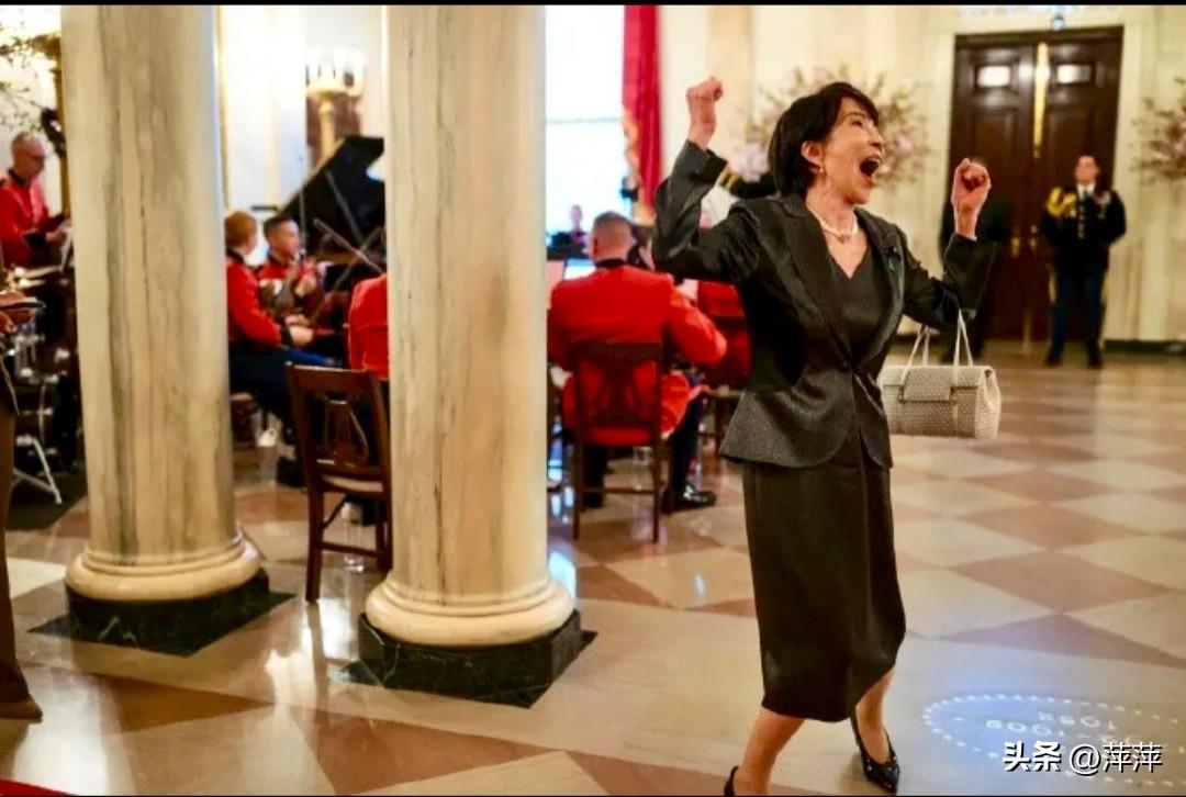 高市早苗访美白宫晚宴上，随日本摇滚乐队歌曲手舞足蹈、神态夸张，与首相身份形成强烈