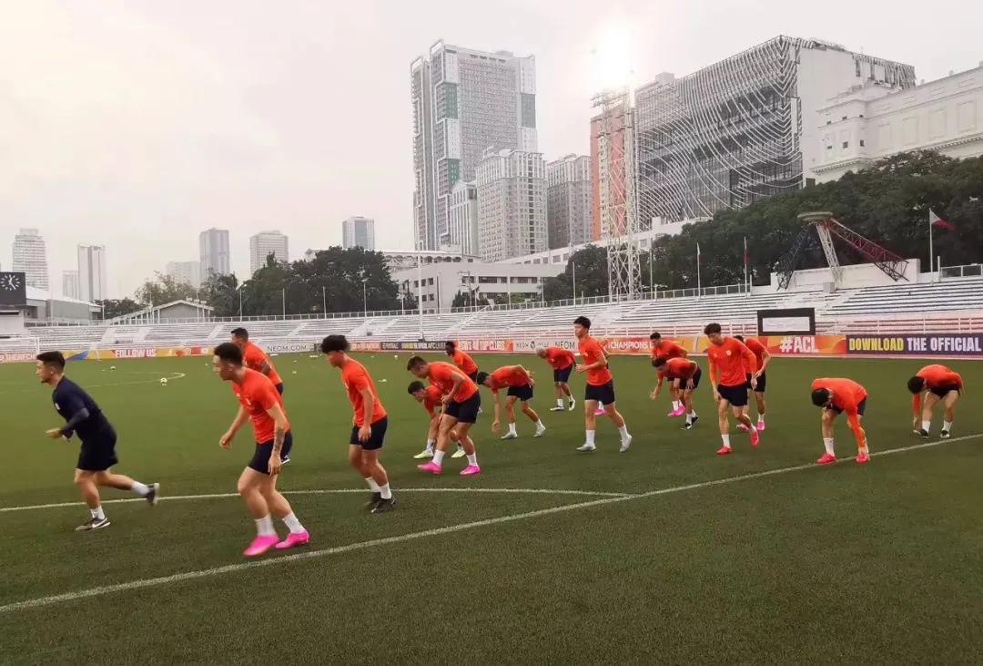 山东泰山队已经开启了本赛季亚冠征途，菲律宾当地时间下午4点半，球队一行抵达马尼拉