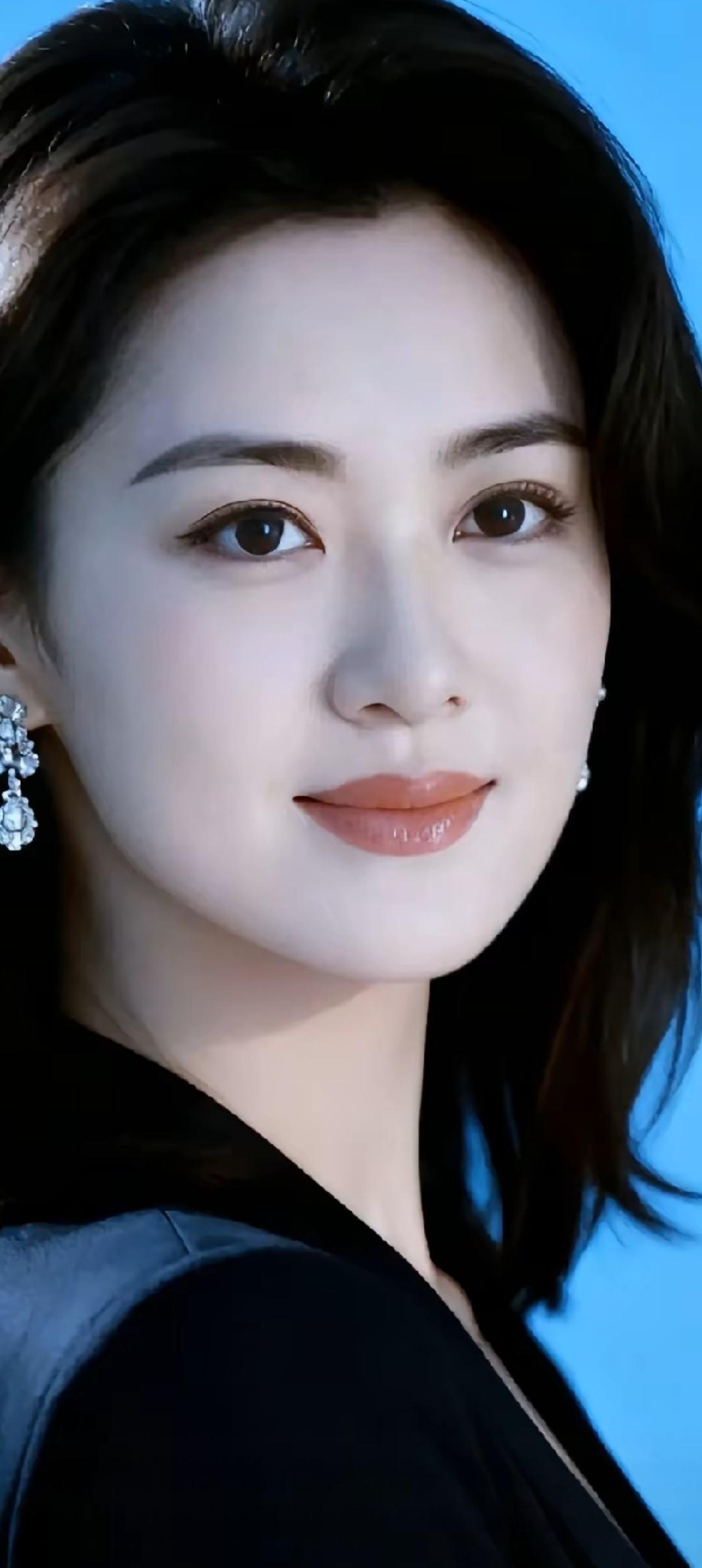 优雅黑裙，闪耀耳环，自信微笑，气质满分！