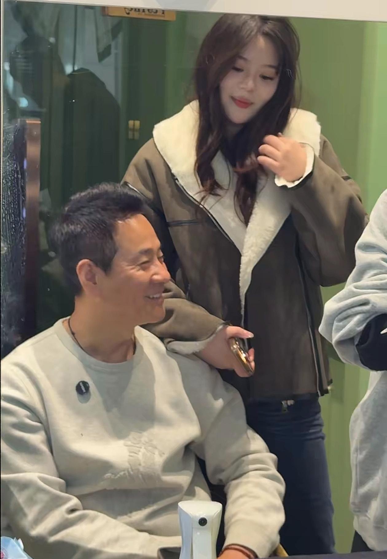 演员连奕名首次公开与大女儿连环画同框。
12月25日，连奕名驱车去与女儿连环画见