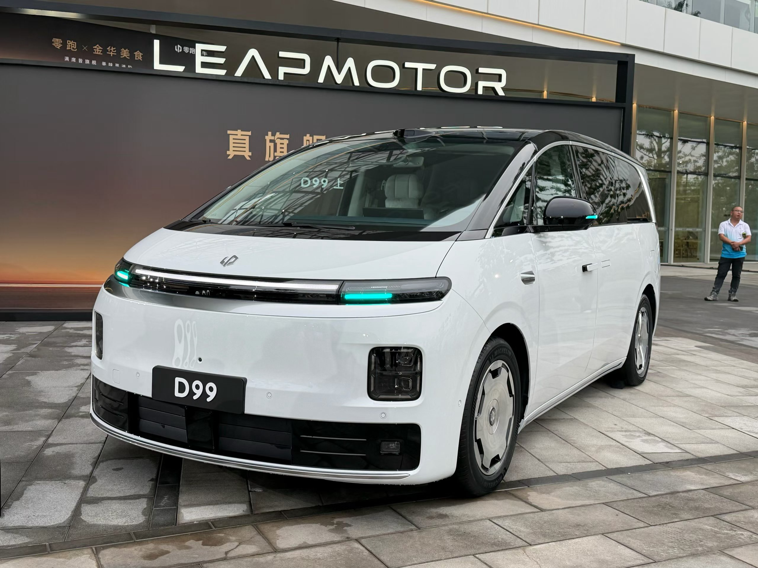 零跑D99价格 零跑D99这价格一出，MPV市场直接地震——24.98万起，有增