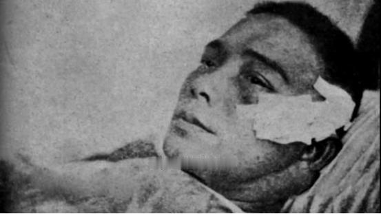 1935年11月1日，伪装成记者的杀手孙凤鸣不见蒋介石出来，吞下的鸦片也已发作，