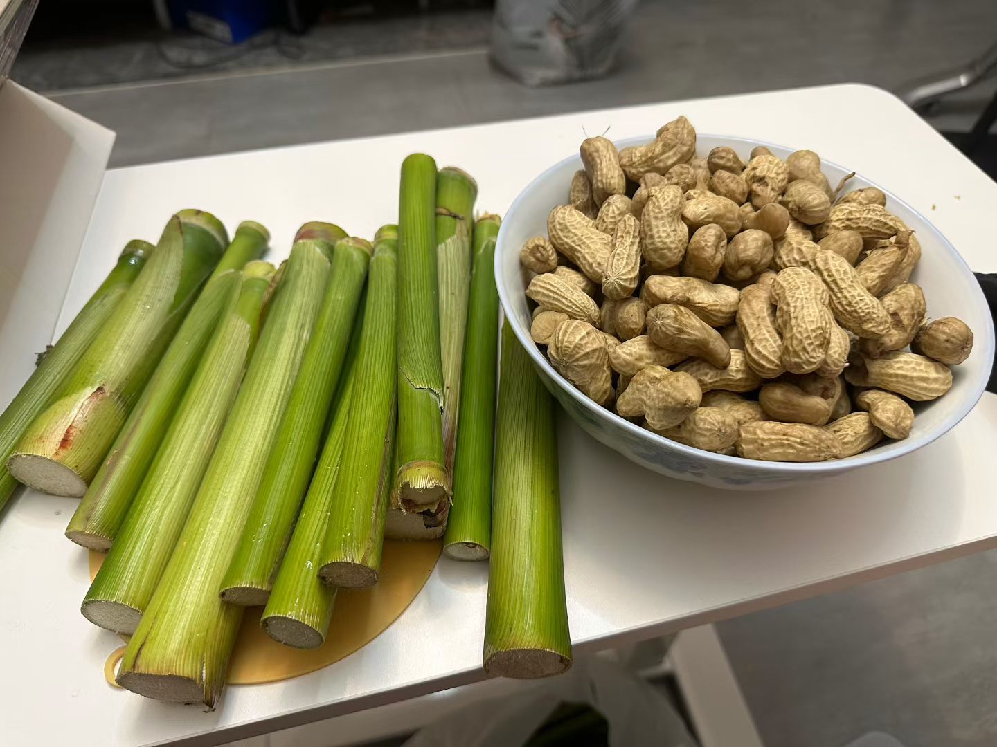 我很多小时候的朋友已经过上退休生活了，农村人好像退休比较早 ​​​