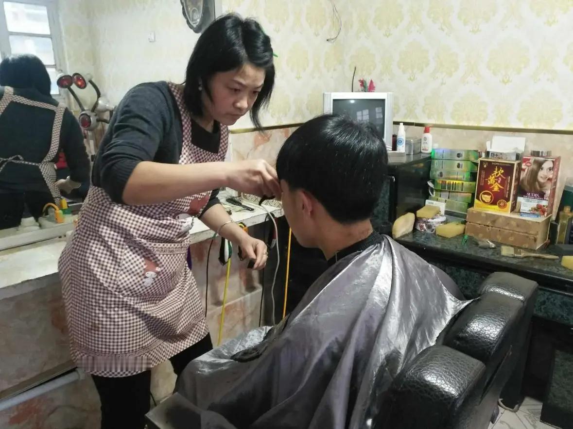 这样理发最省钱

我楼下有个理发店，理一次发20元钱，小孩子理发15元，可我就给