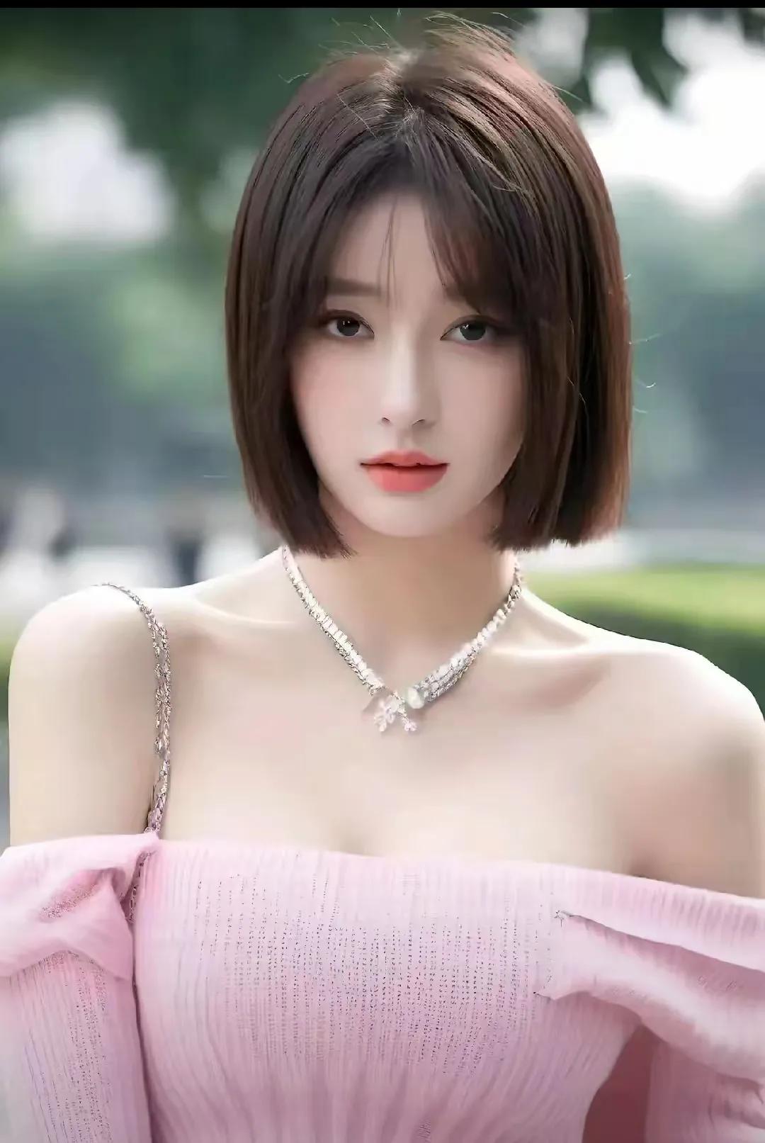 在那个不经意的午后，阿轩在人群中一眼瞥见了一个女孩，她如同一朵误入凡尘的仙花，让