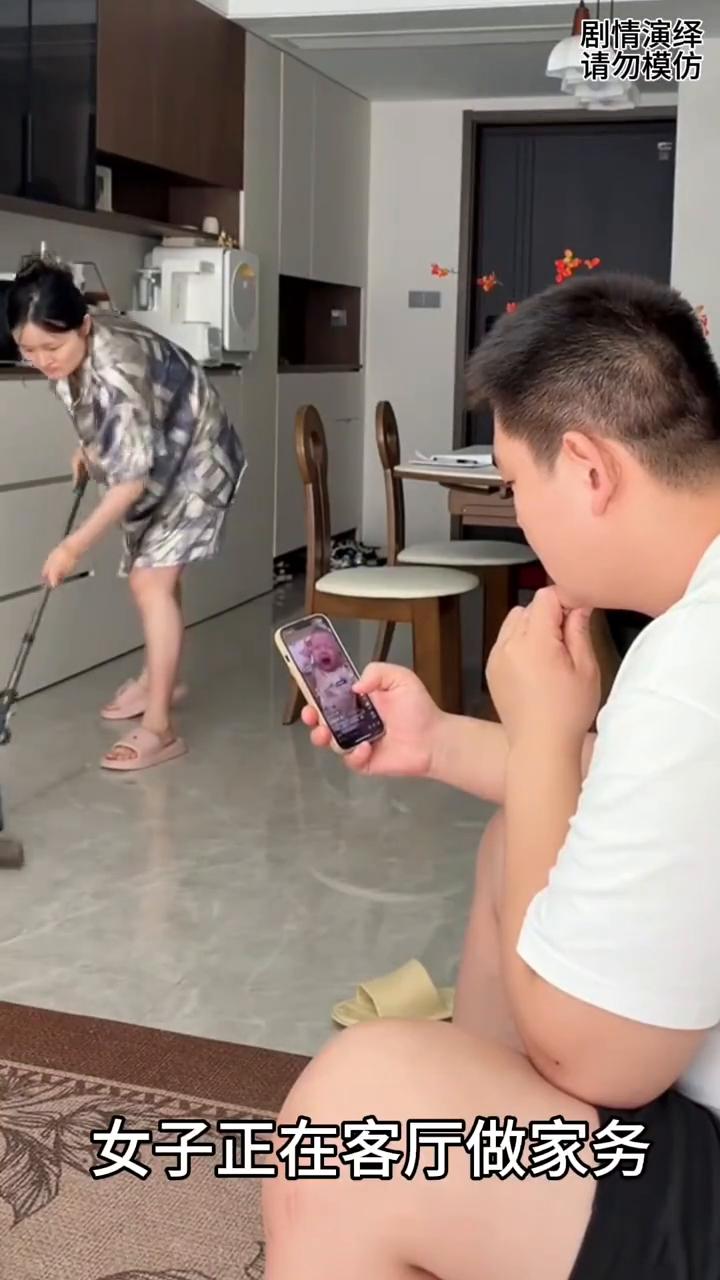 媳妇拖地时丈夫故意放婴儿哭声，下一秒媳妇的做法太有才了。
女子正在客厅做家务，这