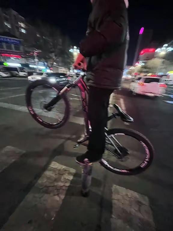 人民公园有点堵 指挥一下交通