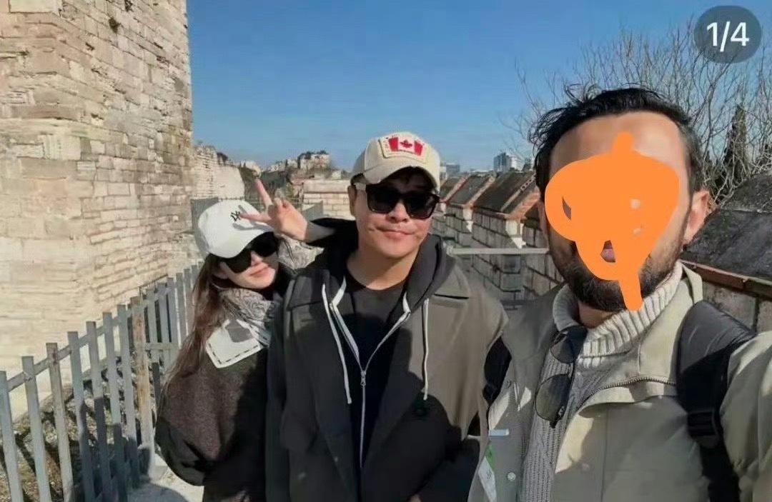 陈思诚和女友在一起四年了这次土耳其被导游晒出来的合照，阮巨素颜站在陈思诚后面比了