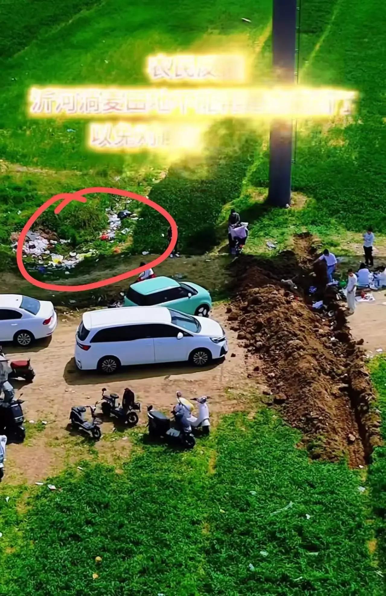 江苏沭阳，一群城里人踏青却把麦田给糟蹋了，农民一怒之下挖断道路，这一举动竟然引发