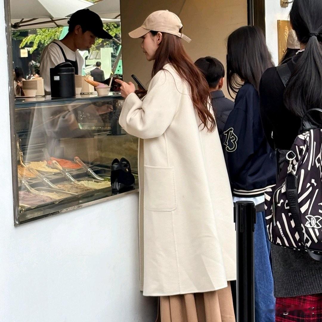 马筱梅带娃逛成都，街头喂小吃画面暖哭，这才是生活该有的样儿！
 
刚刷着马筱梅带