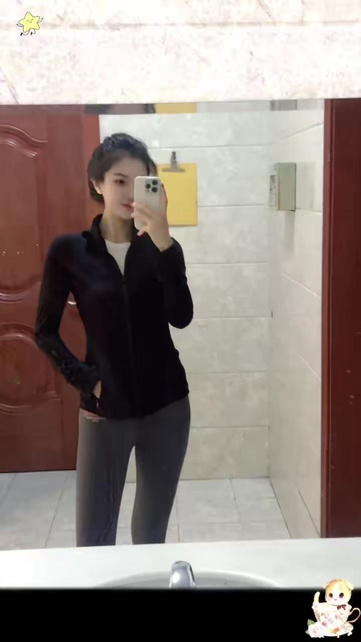 人生苦短 多穿基础款对镜拍