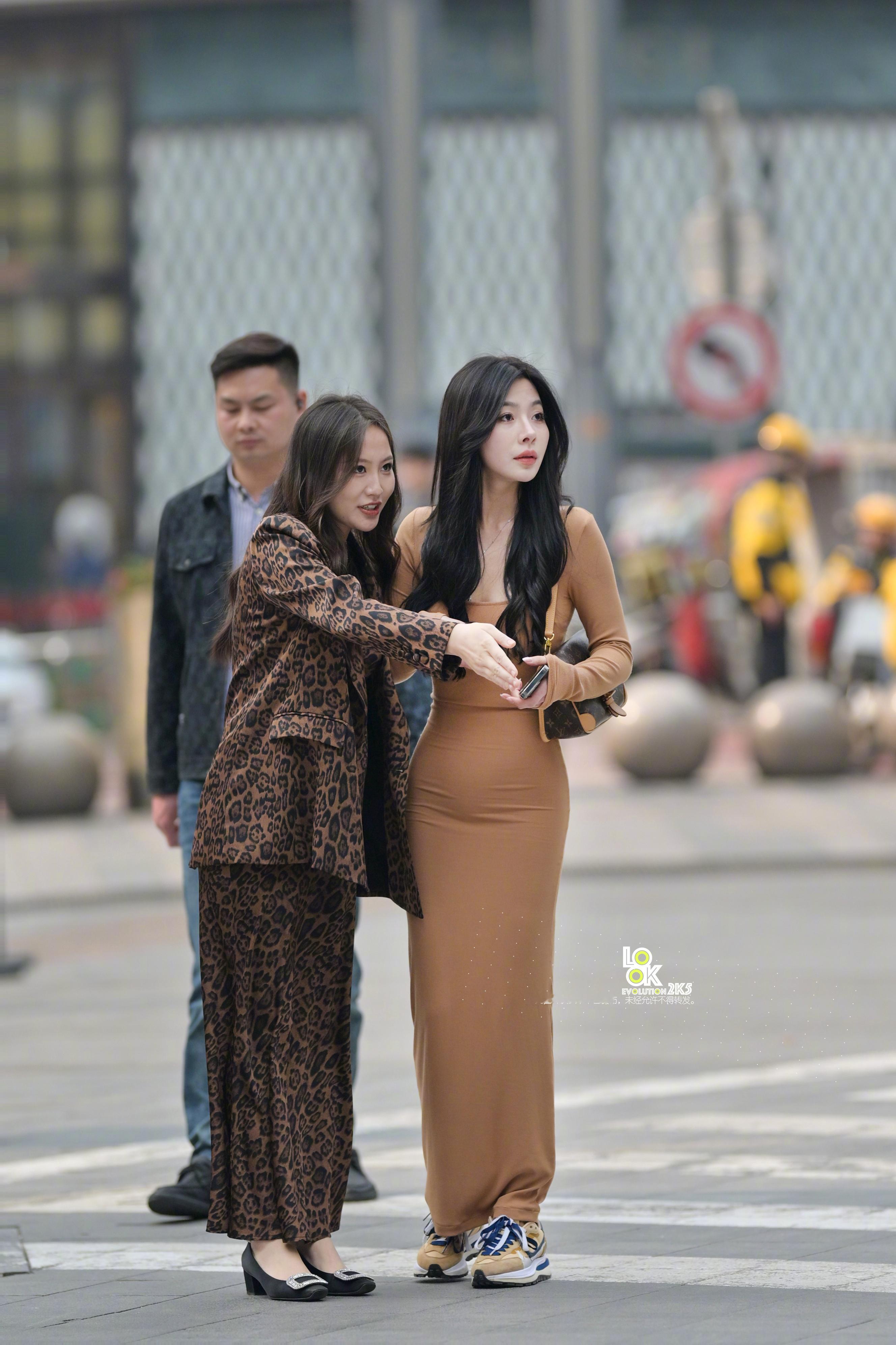 两个小姐姐有点可爱 