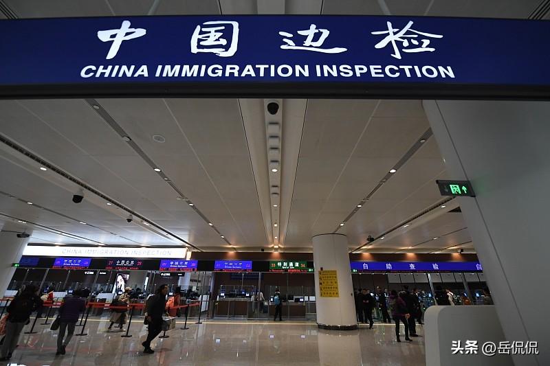免签放开，看着热闹，旅游商贸能捞一点好处，可不能光盯着这点小钱开心。

人来得多