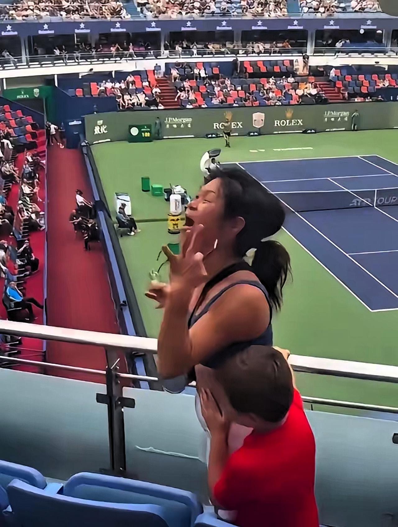 上海大师赛女子亮外籍护照撒野被抬走！旁边大哥的表情太真实了

上海大师赛这幕太丢