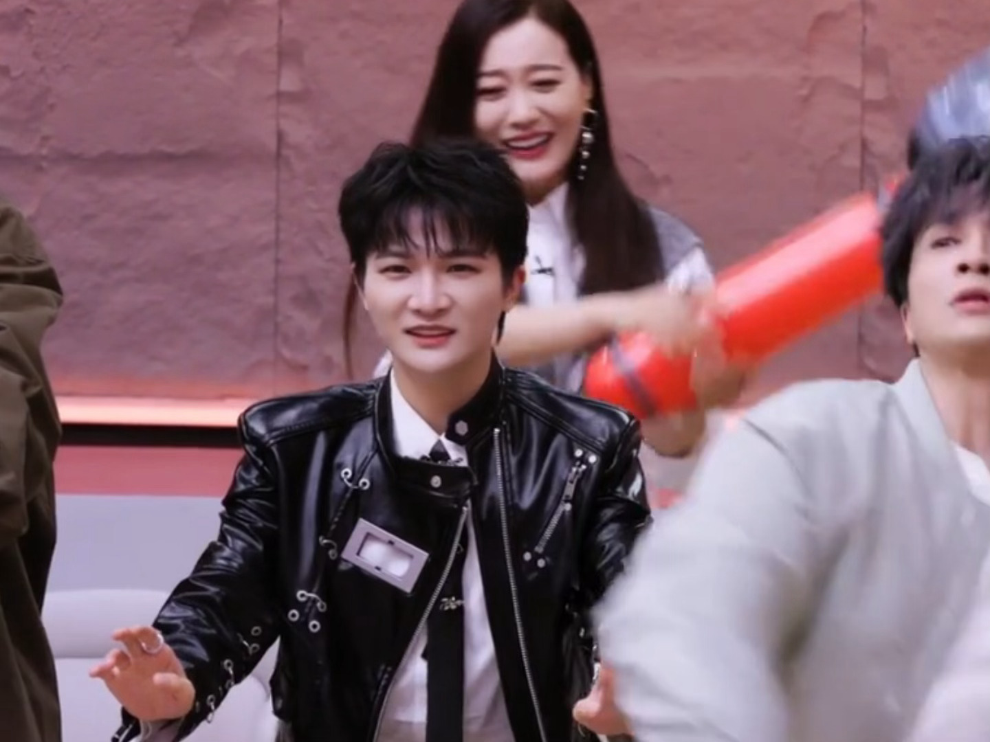 笑死了，周深就这样戏瘾大爆发🙉🙉🙉周深表演的被打飞二里地