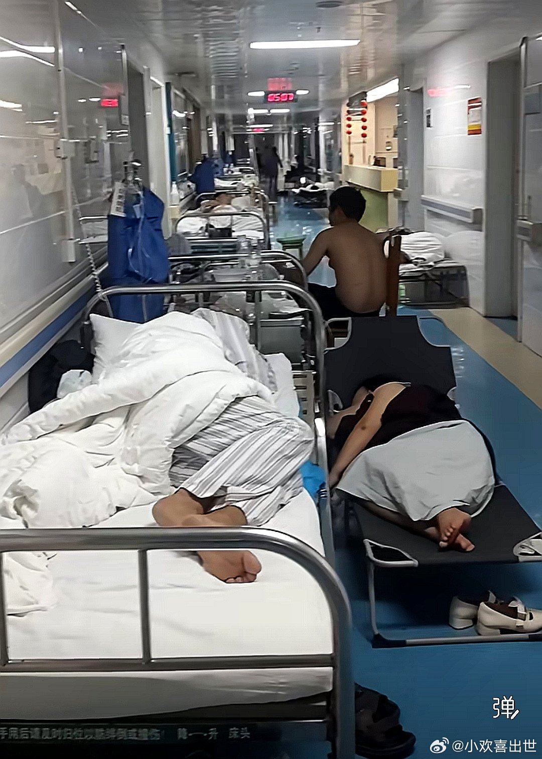中国大陆医院的凌晨，五点钟就已经29度了。生意最火的地方，人真多，也真热