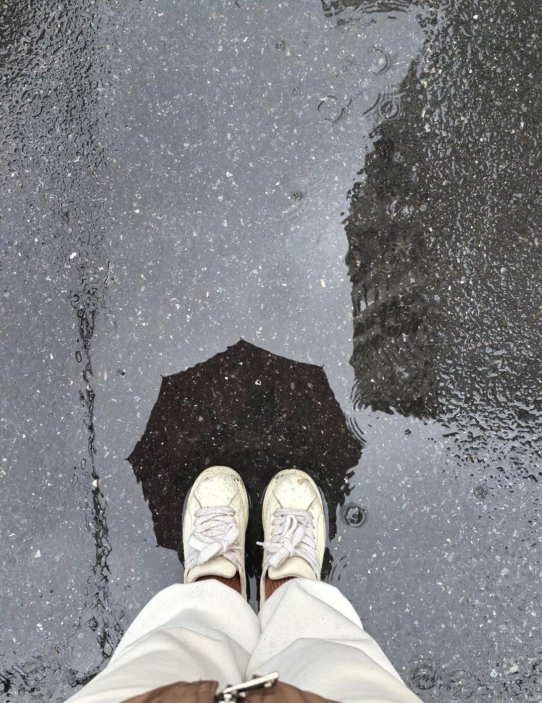 买这双鞋的时候，Sales跟我说雨天不要穿！于是，今天雨挺大的，我穿出来踩踩水✌