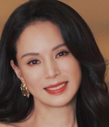 近日，李若彤因“整头都是假发片”引发关注。
在直播中，李若彤拿出一片假发片与观众