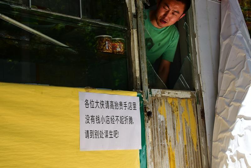 被帮助男子3个月后塞钱感谢店主，这事儿太暖了。之前广州有个小伙流浪街头，蓬头垢面