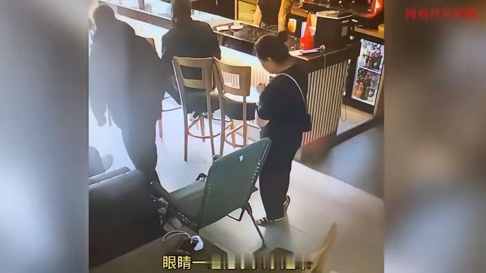这篇文章讲述了一位在法国经营中国店铺的老板娘李姐，面对一名外国男子肆意踩躺椅的事