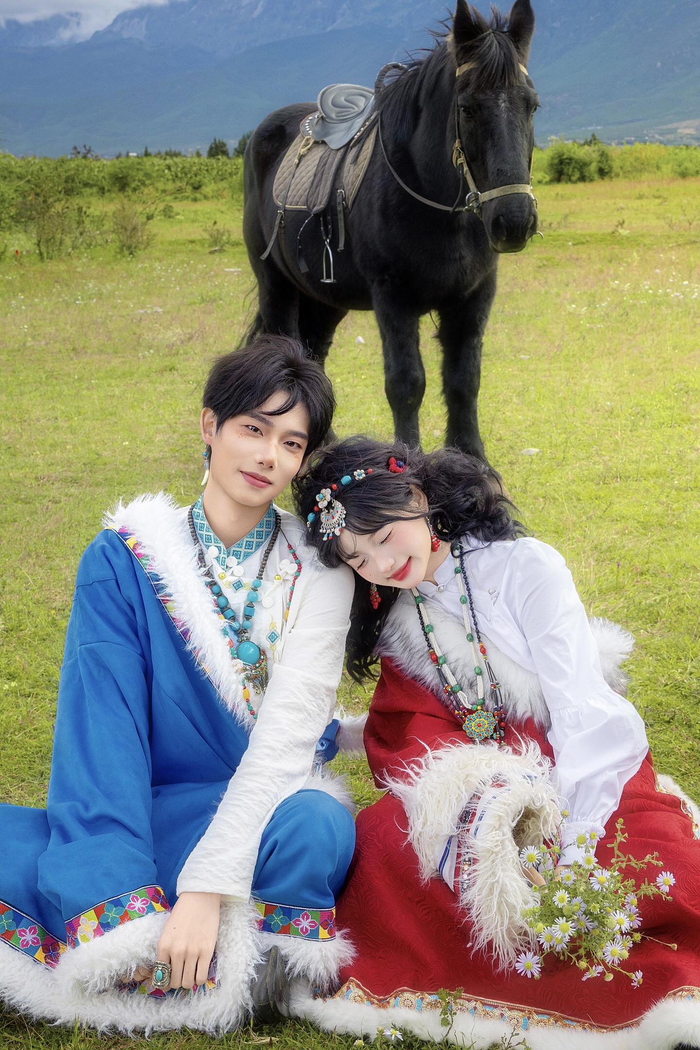 美哭了！总要和男朋友去一次香格里拉吧。拍一组超有氛围的藏服写真！
