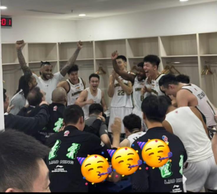 王岚嵚赛后晒出辽宁队更衣室庆祝胜利的照片，王岚嵚在社媒上配文道：这是团队篮球的胜