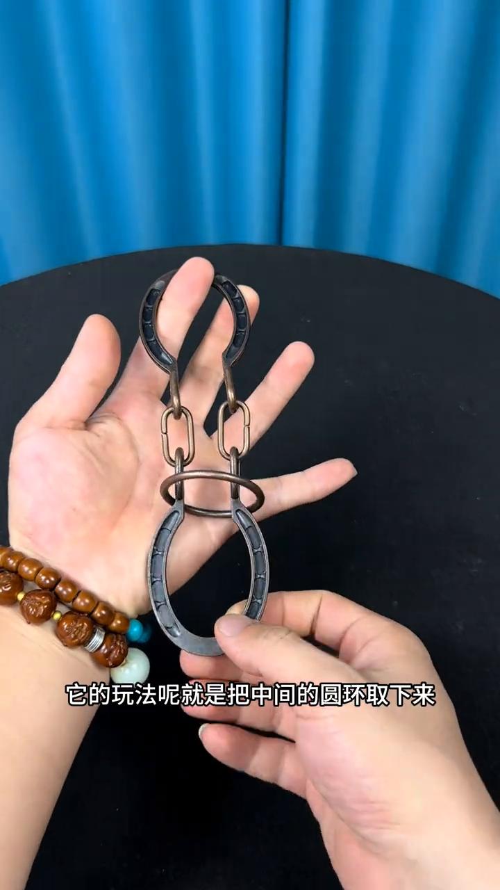 把大"手铐"取出来，男子摆弄半天也想不明白，你有什么办法吗？
这是一个困惑我许久