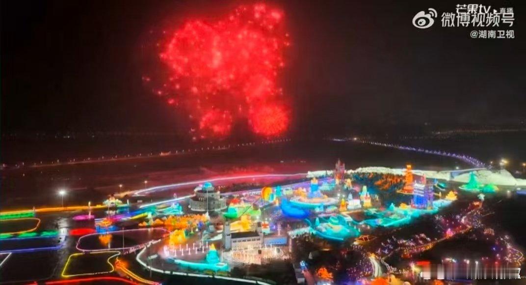 芒果晚会开场秀人挤人开场这阵仗我服了！人多到挤不下！合唱《大东北是我的家乡》，铿