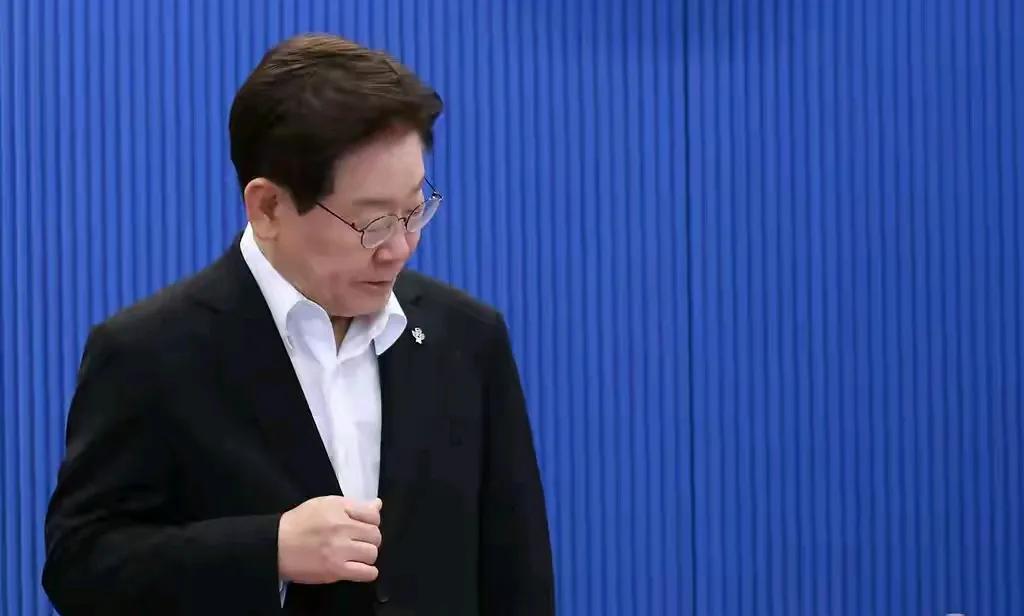 美加墨世界杯韩国足球止步32强后，韩国总统李在明罕见发文怒批，向民众道歉，对于被