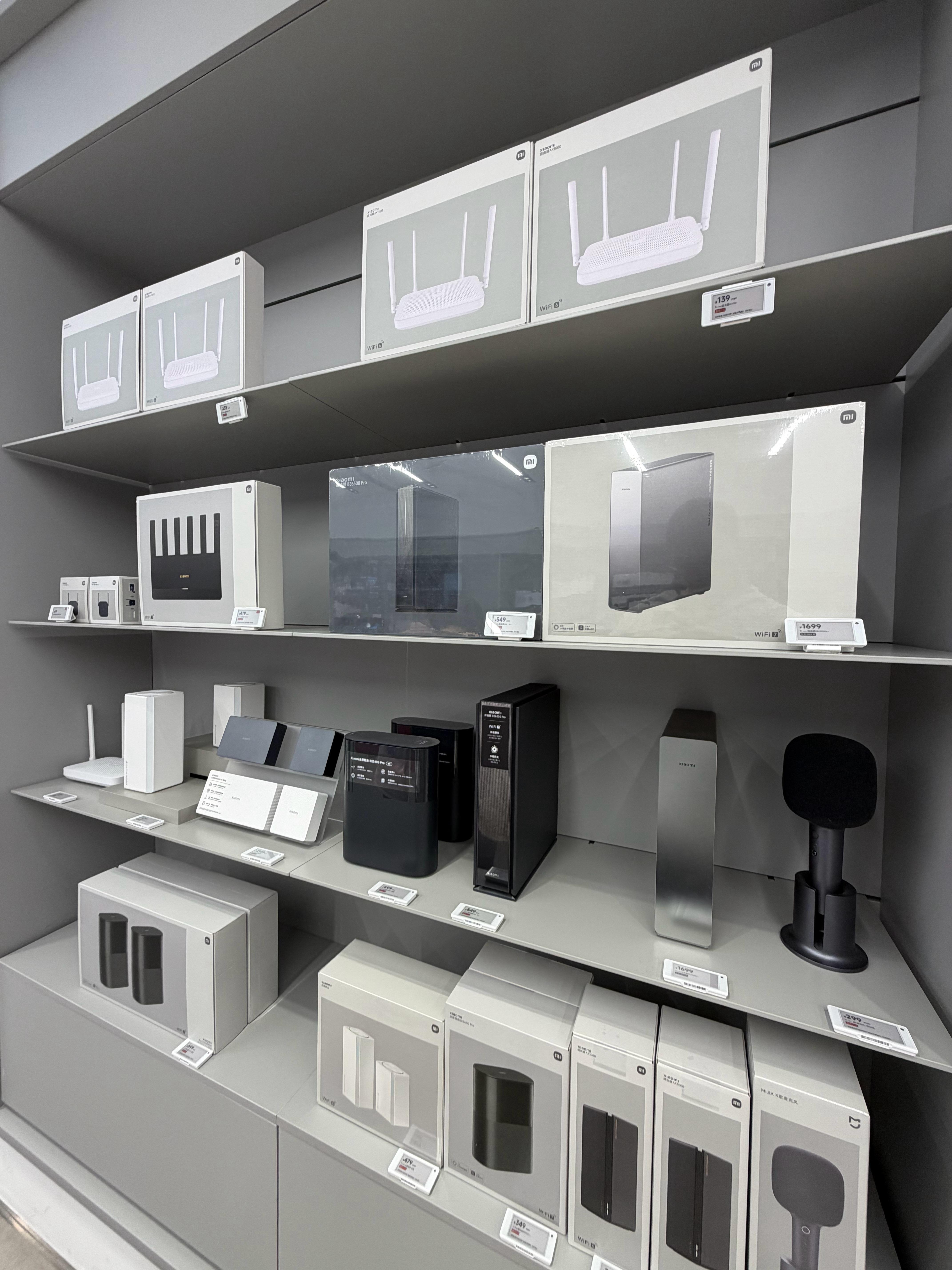 不知不觉，小米出的路由器产品线已经丰富到可以在小米之家摆一面墙了，要知道这里面还