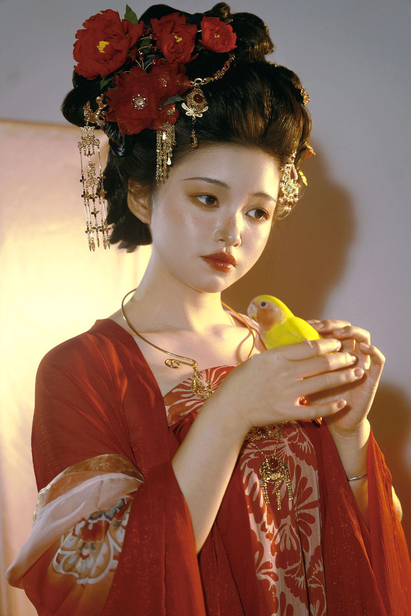 觥筹交错 共饮长安。