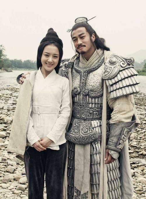 2012年，何润东与李依晓在电视剧《楚汉传奇》剧组合影。

何润东饰演西楚霸王“