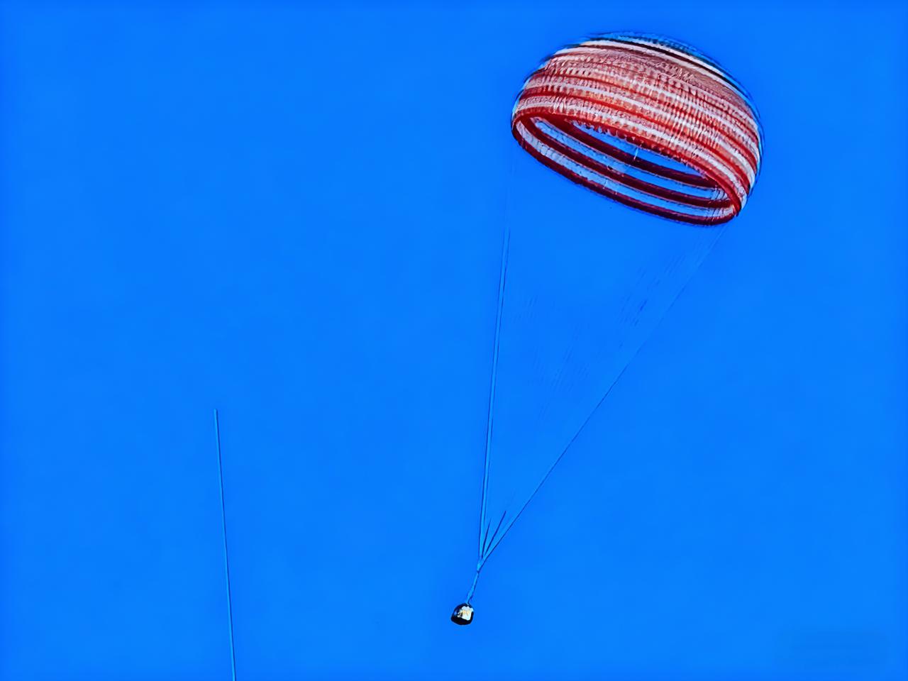 神舟二十号航天乘组今天16点40分安全返回，以下是返回时的情景。